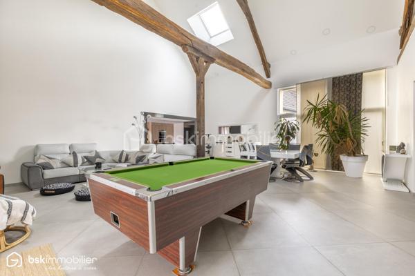 SAINT-FLORENTIN – INDRE
Rare sur le secteur ! Découvrez cette élégante propriété d'environ 287 m² habitables, entièrement rénovée depuis 2021, offrant des volumes généreux et des prestations particulièrement qualitatives.

Son vaste espace de vie séduit par ses poutres apparentes, ses beaux volumes et sa luminosité, prolongé par une cuisine aménagée et équipée avec plan de travail en pierre noire.
La maison dispose de 5 chambres dont une suite, ainsi que plusieurs pièces d'eau.
Véritable atout, une véranda chauffée d'environ 60 m² prolonge les espaces de vie vers les extérieurs.
Un confort exceptionnel
Grâce à une pompe à chaleur parfaitement dimensionnée, associée au plancher chauffant, à l'isolation intérieure et aux menuiseries aluminium double vitrage, la propriété bénéficie d'un DPE A/A, performance remarquable pour une maison de cette superficie.
Un extérieur pensé pour recevoir
Sur 2 522 m² de terrain, profitez d'une superbe piscine 11 x 5 m, de vastes terrasses et d'un pool-house avec cuisine d'été, douche et WC.
Un grand garage avec grenier, portail motorisé avec visiophone et cuve enterrée de récupération des eaux pluviales de 5 000 litres complètent l'ensemble.
Une propriété rare, parfaitement adaptée à une vie familiale, à la recherche d'espace, de confort et de prestations sans travaux à prévoir.