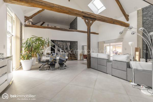 SAINT-FLORENTIN – INDRE
Rare sur le secteur ! Découvrez cette élégante propriété d'environ 287 m² habitables, entièrement rénovée depuis 2021, offrant des volumes généreux et des prestations particulièrement qualitatives.

Son vaste espace de vie séduit par ses poutres apparentes, ses beaux volumes et sa luminosité, prolongé par une cuisine aménagée et équipée avec plan de travail en pierre noire.
La maison dispose de 5 chambres dont une suite, ainsi que plusieurs pièces d'eau.
Véritable atout, une véranda chauffée d'environ 60 m² prolonge les espaces de vie vers les extérieurs.
Un confort exceptionnel
Grâce à une pompe à chaleur parfaitement dimensionnée, associée au plancher chauffant, à l'isolation intérieure et aux menuiseries aluminium double vitrage, la propriété bénéficie d'un DPE A/A, performance remarquable pour une maison de cette superficie.
Un extérieur pensé pour recevoir
Sur 2 522 m² de terrain, profitez d'une superbe piscine 11 x 5 m, de vastes terrasses et d'un pool-house avec cuisine d'été, douche et WC.
Un grand garage avec grenier, portail motorisé avec visiophone et cuve enterrée de récupération des eaux pluviales de 5 000 litres complètent l'ensemble.
Une propriété rare, parfaitement adaptée à une vie familiale, à la recherche d'espace, de confort et de prestations sans travaux à prévoir.