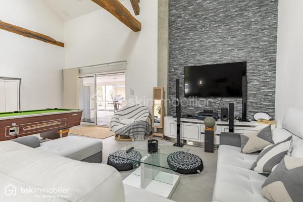SAINT-FLORENTIN – INDRE
Rare sur le secteur ! Découvrez cette élégante propriété d'environ 287 m² habitables, entièrement rénovée depuis 2021, offrant des volumes généreux et des prestations particulièrement qualitatives.

Son vaste espace de vie séduit par ses poutres apparentes, ses beaux volumes et sa luminosité, prolongé par une cuisine aménagée et équipée avec plan de travail en pierre noire.
La maison dispose de 5 chambres dont une suite, ainsi que plusieurs pièces d'eau.
Véritable atout, une véranda chauffée d'environ 60 m² prolonge les espaces de vie vers les extérieurs.
Un confort exceptionnel
Grâce à une pompe à chaleur parfaitement dimensionnée, associée au plancher chauffant, à l'isolation intérieure et aux menuiseries aluminium double vitrage, la propriété bénéficie d'un DPE A/A, performance remarquable pour une maison de cette superficie.
Un extérieur pensé pour recevoir
Sur 2 522 m² de terrain, profitez d'une superbe piscine 11 x 5 m, de vastes terrasses et d'un pool-house avec cuisine d'été, douche et WC.
Un grand garage avec grenier, portail motorisé avec visiophone et cuve enterrée de récupération des eaux pluviales de 5 000 litres complètent l'ensemble.
Une propriété rare, parfaitement adaptée à une vie familiale, à la recherche d'espace, de confort et de prestations sans travaux à prévoir.