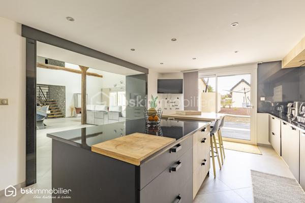 SAINT-FLORENTIN – INDRE
Rare sur le secteur ! Découvrez cette élégante propriété d'environ 287 m² habitables, entièrement rénovée depuis 2021, offrant des volumes généreux et des prestations particulièrement qualitatives.

Son vaste espace de vie séduit par ses poutres apparentes, ses beaux volumes et sa luminosité, prolongé par une cuisine aménagée et équipée avec plan de travail en pierre noire.
La maison dispose de 5 chambres dont une suite, ainsi que plusieurs pièces d'eau.
Véritable atout, une véranda chauffée d'environ 60 m² prolonge les espaces de vie vers les extérieurs.
Un confort exceptionnel
Grâce à une pompe à chaleur parfaitement dimensionnée, associée au plancher chauffant, à l'isolation intérieure et aux menuiseries aluminium double vitrage, la propriété bénéficie d'un DPE A/A, performance remarquable pour une maison de cette superficie.
Un extérieur pensé pour recevoir
Sur 2 522 m² de terrain, profitez d'une superbe piscine 11 x 5 m, de vastes terrasses et d'un pool-house avec cuisine d'été, douche et WC.
Un grand garage avec grenier, portail motorisé avec visiophone et cuve enterrée de récupération des eaux pluviales de 5 000 litres complètent l'ensemble.
Une propriété rare, parfaitement adaptée à une vie familiale, à la recherche d'espace, de confort et de prestations sans travaux à prévoir.