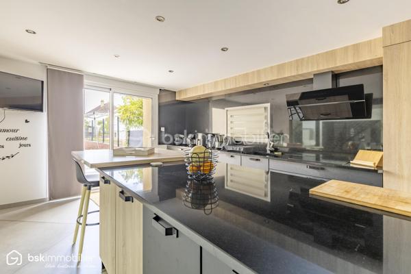 SAINT-FLORENTIN – INDRE
Rare sur le secteur ! Découvrez cette élégante propriété d'environ 287 m² habitables, entièrement rénovée depuis 2021, offrant des volumes généreux et des prestations particulièrement qualitatives.

Son vaste espace de vie séduit par ses poutres apparentes, ses beaux volumes et sa luminosité, prolongé par une cuisine aménagée et équipée avec plan de travail en pierre noire.
La maison dispose de 5 chambres dont une suite, ainsi que plusieurs pièces d'eau.
Véritable atout, une véranda chauffée d'environ 60 m² prolonge les espaces de vie vers les extérieurs.
Un confort exceptionnel
Grâce à une pompe à chaleur parfaitement dimensionnée, associée au plancher chauffant, à l'isolation intérieure et aux menuiseries aluminium double vitrage, la propriété bénéficie d'un DPE A/A, performance remarquable pour une maison de cette superficie.
Un extérieur pensé pour recevoir
Sur 2 522 m² de terrain, profitez d'une superbe piscine 11 x 5 m, de vastes terrasses et d'un pool-house avec cuisine d'été, douche et WC.
Un grand garage avec grenier, portail motorisé avec visiophone et cuve enterrée de récupération des eaux pluviales de 5 000 litres complètent l'ensemble.
Une propriété rare, parfaitement adaptée à une vie familiale, à la recherche d'espace, de confort et de prestations sans travaux à prévoir.