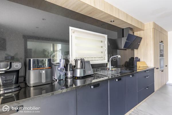 SAINT-FLORENTIN – INDRE
Rare sur le secteur ! Découvrez cette élégante propriété d'environ 287 m² habitables, entièrement rénovée depuis 2021, offrant des volumes généreux et des prestations particulièrement qualitatives.

Son vaste espace de vie séduit par ses poutres apparentes, ses beaux volumes et sa luminosité, prolongé par une cuisine aménagée et équipée avec plan de travail en pierre noire.
La maison dispose de 5 chambres dont une suite, ainsi que plusieurs pièces d'eau.
Véritable atout, une véranda chauffée d'environ 60 m² prolonge les espaces de vie vers les extérieurs.
Un confort exceptionnel
Grâce à une pompe à chaleur parfaitement dimensionnée, associée au plancher chauffant, à l'isolation intérieure et aux menuiseries aluminium double vitrage, la propriété bénéficie d'un DPE A/A, performance remarquable pour une maison de cette superficie.
Un extérieur pensé pour recevoir
Sur 2 522 m² de terrain, profitez d'une superbe piscine 11 x 5 m, de vastes terrasses et d'un pool-house avec cuisine d'été, douche et WC.
Un grand garage avec grenier, portail motorisé avec visiophone et cuve enterrée de récupération des eaux pluviales de 5 000 litres complètent l'ensemble.
Une propriété rare, parfaitement adaptée à une vie familiale, à la recherche d'espace, de confort et de prestations sans travaux à prévoir.
