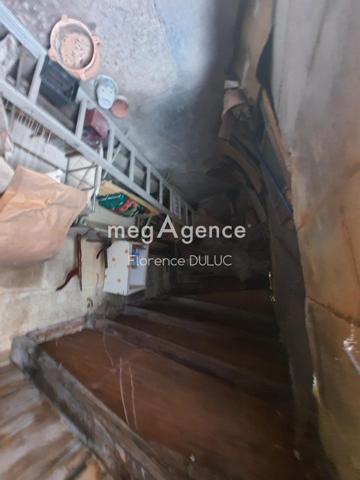 Immeuble à SAINT-JEAN-D'ANGELY, 17400 - 68m²