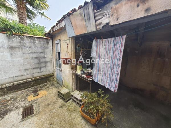 Immeuble à SAINT-JEAN-D'ANGELY, 17400 - 68m²