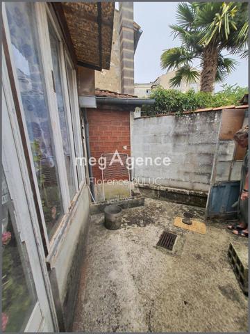 Immeuble à SAINT-JEAN-D'ANGELY, 17400 - 68m²