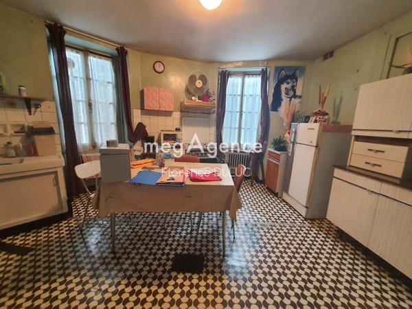 Immeuble à SAINT-JEAN-D'ANGELY, 17400 - 68m²