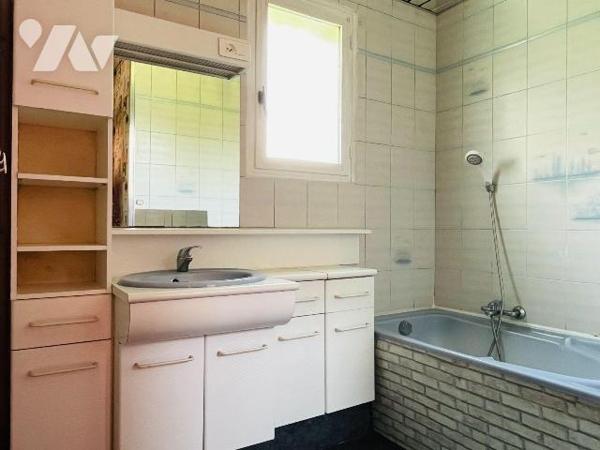 A vendre sur la commune de Saint-Senier-sous-Avranches, à proximité du centre-ville d'Avranches...