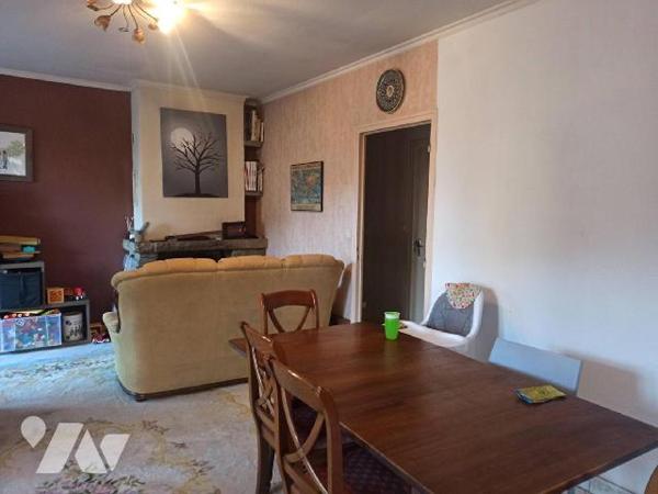 Maison proche commodités comprenant :
Au RDC : Entrée avec placard, pièce principale avec inser...