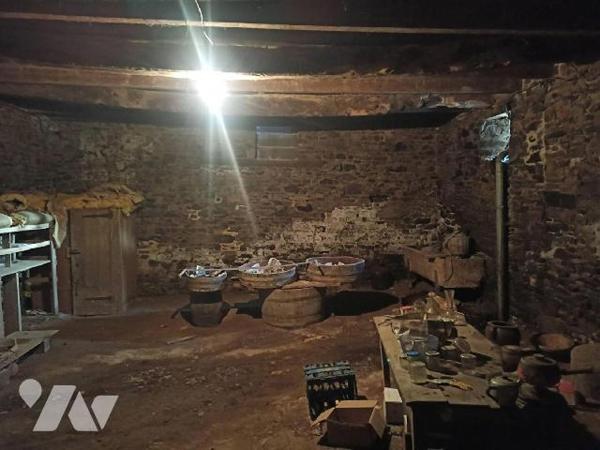 Maison proche commodités comprenant :
Au RDC : Entrée avec placard, pièce principale avec inser...