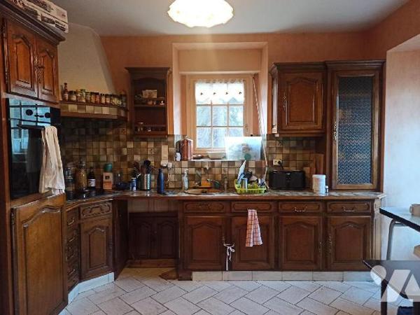 Maison proche commodités comprenant :
Au RDC : Entrée avec placard, pièce principale avec inser...