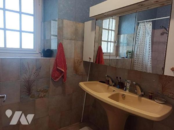 Maison proche commodités comprenant :
Au RDC : Entrée avec placard, pièce principale avec inser...