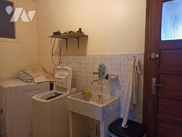 Maison proche commodités comprenant :
Au RDC : Entrée avec placard, pièce principale avec inser...