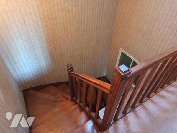 Maison proche commodités comprenant :
Au RDC : Entrée avec placard, pièce principale avec inser...