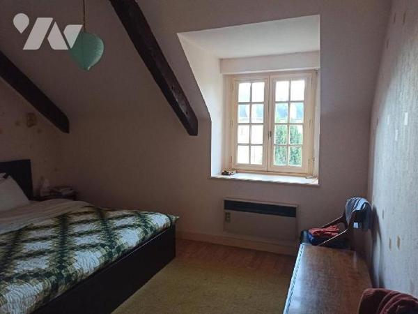 Maison proche commodités comprenant :
Au RDC : Entrée avec placard, pièce principale avec inser...