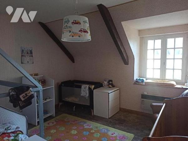 Maison proche commodités comprenant :
Au RDC : Entrée avec placard, pièce principale avec inser...