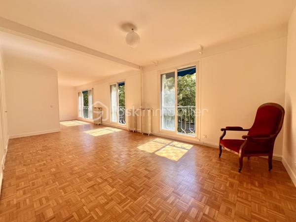 *** SOUS OFFRE ***
ALLEE DU SAPIN BLEU - Résidence du Monastère - VILLE D'AVRAY
*** SOUS OFFRE ***
Beau T4, 3 chambres (possibilité T5) traversant de 108,9 m2 carrez, entièrement rénové.
LUMINEUX, TRES CALME, au 1er étage sur 5 sans ascenseur d'une belle copropriété sécurisée, bien entretenue et arborée.
Salon de 25 m2 avec placards intégrés et une salle à manger de 18 m2 environ (pouvant devenir une 4ème chambre)
Une cuisine de 7m2 aménagée et équipée (possibilité d'ouvrir la cuisine)

Espace nuit : un palier dessert 2 chambres de 14. et 15 m2 (dont une avec placards intégrés) orientées sud-est
Une salle de bain de plus de 6m2 avec baignoire, double vasque et sèche serviettes.
Une chambre de 11 m2, exposée Nord-Ouest.
Toilettes séparées.

Parquet massif d'origine poncé et vitrifié. Double vitrage PVC, électricité refaite, DPE D (pas de travaux à prévoir)

Une cave de 5,2 m2 complète le bien. Place de parking en libre accès au pied de l'immeuble.

*** En fin d'annonce : 3 photos générées en IA pour donner une idée d'aménagement potentiel

Eau chaude, eau froide et chauffage sont collectifs, 2 gardiens et entretien des jardins compris dans les charges
Réfection des parties communes achevée, aucune procédure en AG

Proche écoles, groupes scolaires, parcs, les étangs de Ville d'Avray
La résidence est en lisière de forêt menant à Versailles
Train gare de Sèvres à 20 minutes à pied
Bus 469 et 426. Train ligne L et U (12 min de La Défense)

N'hésitez pas à me contacter pour davantage d'informations/photos et/ou pour programmer une visite ensemble 7j/7