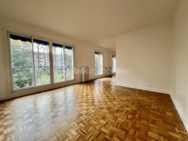 *** SOUS OFFRE ***
ALLEE DU SAPIN BLEU - Résidence du Monastère - VILLE D'AVRAY
*** SOUS OFFRE ***
Beau T4, 3 chambres (possibilité T5) traversant de 108,9 m2 carrez, entièrement rénové.
LUMINEUX, TRES CALME, au 1er étage sur 5 sans ascenseur d'une belle copropriété sécurisée, bien entretenue et arborée.
Salon de 25 m2 avec placards intégrés et une salle à manger de 18 m2 environ (pouvant devenir une 4ème chambre)
Une cuisine de 7m2 aménagée et équipée (possibilité d'ouvrir la cuisine)

Espace nuit : un palier dessert 2 chambres de 14. et 15 m2 (dont une avec placards intégrés) orientées sud-est
Une salle de bain de plus de 6m2 avec baignoire, double vasque et sèche serviettes.
Une chambre de 11 m2, exposée Nord-Ouest.
Toilettes séparées.

Parquet massif d'origine poncé et vitrifié. Double vitrage PVC, électricité refaite, DPE D (pas de travaux à prévoir)

Une cave de 5,2 m2 complète le bien. Place de parking en libre accès au pied de l'immeuble.

*** En fin d'annonce : 3 photos générées en IA pour donner une idée d'aménagement potentiel

Eau chaude, eau froide et chauffage sont collectifs, 2 gardiens et entretien des jardins compris dans les charges
Réfection des parties communes achevée, aucune procédure en AG

Proche écoles, groupes scolaires, parcs, les étangs de Ville d'Avray
La résidence est en lisière de forêt menant à Versailles
Train gare de Sèvres à 20 minutes à pied
Bus 469 et 426. Train ligne L et U (12 min de La Défense)

N'hésitez pas à me contacter pour davantage d'informations/photos et/ou pour programmer une visite ensemble 7j/7