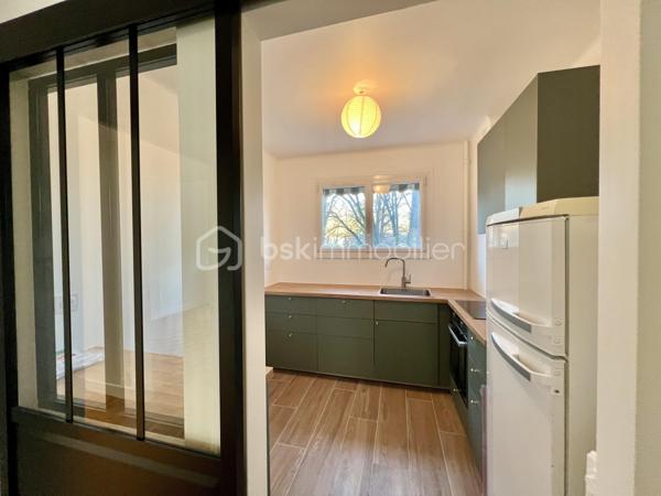 *** SOUS OFFRE ***
ALLEE DU SAPIN BLEU - Résidence du Monastère - VILLE D'AVRAY
*** SOUS OFFRE ***
Beau T4, 3 chambres (possibilité T5) traversant de 108,9 m2 carrez, entièrement rénové.
LUMINEUX, TRES CALME, au 1er étage sur 5 sans ascenseur d'une belle copropriété sécurisée, bien entretenue et arborée.
Salon de 25 m2 avec placards intégrés et une salle à manger de 18 m2 environ (pouvant devenir une 4ème chambre)
Une cuisine de 7m2 aménagée et équipée (possibilité d'ouvrir la cuisine)

Espace nuit : un palier dessert 2 chambres de 14. et 15 m2 (dont une avec placards intégrés) orientées sud-est
Une salle de bain de plus de 6m2 avec baignoire, double vasque et sèche serviettes.
Une chambre de 11 m2, exposée Nord-Ouest.
Toilettes séparées.

Parquet massif d'origine poncé et vitrifié. Double vitrage PVC, électricité refaite, DPE D (pas de travaux à prévoir)

Une cave de 5,2 m2 complète le bien. Place de parking en libre accès au pied de l'immeuble.

*** En fin d'annonce : 3 photos générées en IA pour donner une idée d'aménagement potentiel

Eau chaude, eau froide et chauffage sont collectifs, 2 gardiens et entretien des jardins compris dans les charges
Réfection des parties communes achevée, aucune procédure en AG

Proche écoles, groupes scolaires, parcs, les étangs de Ville d'Avray
La résidence est en lisière de forêt menant à Versailles
Train gare de Sèvres à 20 minutes à pied
Bus 469 et 426. Train ligne L et U (12 min de La Défense)

N'hésitez pas à me contacter pour davantage d'informations/photos et/ou pour programmer une visite ensemble 7j/7