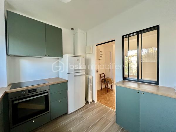 *** SOUS OFFRE ***
ALLEE DU SAPIN BLEU - Résidence du Monastère - VILLE D'AVRAY
*** SOUS OFFRE ***
Beau T4, 3 chambres (possibilité T5) traversant de 108,9 m2 carrez, entièrement rénové.
LUMINEUX, TRES CALME, au 1er étage sur 5 sans ascenseur d'une belle copropriété sécurisée, bien entretenue et arborée.
Salon de 25 m2 avec placards intégrés et une salle à manger de 18 m2 environ (pouvant devenir une 4ème chambre)
Une cuisine de 7m2 aménagée et équipée (possibilité d'ouvrir la cuisine)

Espace nuit : un palier dessert 2 chambres de 14. et 15 m2 (dont une avec placards intégrés) orientées sud-est
Une salle de bain de plus de 6m2 avec baignoire, double vasque et sèche serviettes.
Une chambre de 11 m2, exposée Nord-Ouest.
Toilettes séparées.

Parquet massif d'origine poncé et vitrifié. Double vitrage PVC, électricité refaite, DPE D (pas de travaux à prévoir)

Une cave de 5,2 m2 complète le bien. Place de parking en libre accès au pied de l'immeuble.

*** En fin d'annonce : 3 photos générées en IA pour donner une idée d'aménagement potentiel

Eau chaude, eau froide et chauffage sont collectifs, 2 gardiens et entretien des jardins compris dans les charges
Réfection des parties communes achevée, aucune procédure en AG

Proche écoles, groupes scolaires, parcs, les étangs de Ville d'Avray
La résidence est en lisière de forêt menant à Versailles
Train gare de Sèvres à 20 minutes à pied
Bus 469 et 426. Train ligne L et U (12 min de La Défense)

N'hésitez pas à me contacter pour davantage d'informations/photos et/ou pour programmer une visite ensemble 7j/7