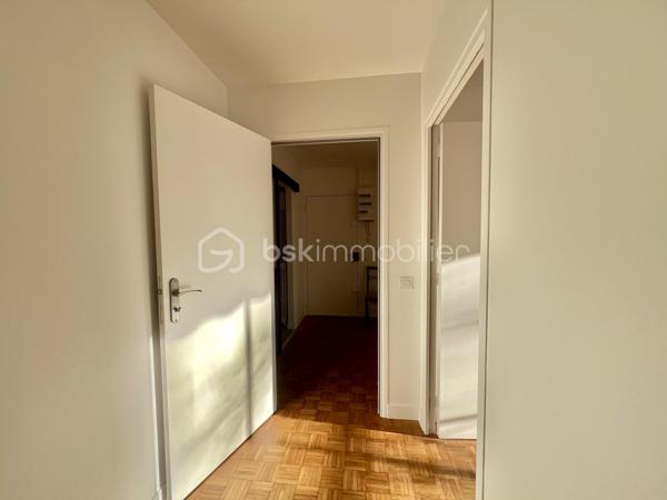 *** SOUS OFFRE ***
ALLEE DU SAPIN BLEU - Résidence du Monastère - VILLE D'AVRAY
*** SOUS OFFRE ***
Beau T4, 3 chambres (possibilité T5) traversant de 108,9 m2 carrez, entièrement rénové.
LUMINEUX, TRES CALME, au 1er étage sur 5 sans ascenseur d'une belle copropriété sécurisée, bien entretenue et arborée.
Salon de 25 m2 avec placards intégrés et une salle à manger de 18 m2 environ (pouvant devenir une 4ème chambre)
Une cuisine de 7m2 aménagée et équipée (possibilité d'ouvrir la cuisine)

Espace nuit : un palier dessert 2 chambres de 14. et 15 m2 (dont une avec placards intégrés) orientées sud-est
Une salle de bain de plus de 6m2 avec baignoire, double vasque et sèche serviettes.
Une chambre de 11 m2, exposée Nord-Ouest.
Toilettes séparées.

Parquet massif d'origine poncé et vitrifié. Double vitrage PVC, électricité refaite, DPE D (pas de travaux à prévoir)

Une cave de 5,2 m2 complète le bien. Place de parking en libre accès au pied de l'immeuble.

*** En fin d'annonce : 3 photos générées en IA pour donner une idée d'aménagement potentiel

Eau chaude, eau froide et chauffage sont collectifs, 2 gardiens et entretien des jardins compris dans les charges
Réfection des parties communes achevée, aucune procédure en AG

Proche écoles, groupes scolaires, parcs, les étangs de Ville d'Avray
La résidence est en lisière de forêt menant à Versailles
Train gare de Sèvres à 20 minutes à pied
Bus 469 et 426. Train ligne L et U (12 min de La Défense)

N'hésitez pas à me contacter pour davantage d'informations/photos et/ou pour programmer une visite ensemble 7j/7