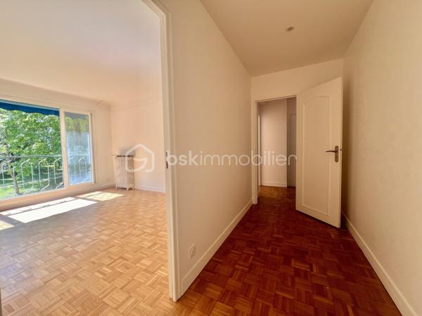 *** SOUS OFFRE ***
ALLEE DU SAPIN BLEU - Résidence du Monastère - VILLE D'AVRAY
*** SOUS OFFRE ***
Beau T4, 3 chambres (possibilité T5) traversant de 108,9 m2 carrez, entièrement rénové.
LUMINEUX, TRES CALME, au 1er étage sur 5 sans ascenseur d'une belle copropriété sécurisée, bien entretenue et arborée.
Salon de 25 m2 avec placards intégrés et une salle à manger de 18 m2 environ (pouvant devenir une 4ème chambre)
Une cuisine de 7m2 aménagée et équipée (possibilité d'ouvrir la cuisine)

Espace nuit : un palier dessert 2 chambres de 14. et 15 m2 (dont une avec placards intégrés) orientées sud-est
Une salle de bain de plus de 6m2 avec baignoire, double vasque et sèche serviettes.
Une chambre de 11 m2, exposée Nord-Ouest.
Toilettes séparées.

Parquet massif d'origine poncé et vitrifié. Double vitrage PVC, électricité refaite, DPE D (pas de travaux à prévoir)

Une cave de 5,2 m2 complète le bien. Place de parking en libre accès au pied de l'immeuble.

*** En fin d'annonce : 3 photos générées en IA pour donner une idée d'aménagement potentiel

Eau chaude, eau froide et chauffage sont collectifs, 2 gardiens et entretien des jardins compris dans les charges
Réfection des parties communes achevée, aucune procédure en AG

Proche écoles, groupes scolaires, parcs, les étangs de Ville d'Avray
La résidence est en lisière de forêt menant à Versailles
Train gare de Sèvres à 20 minutes à pied
Bus 469 et 426. Train ligne L et U (12 min de La Défense)

N'hésitez pas à me contacter pour davantage d'informations/photos et/ou pour programmer une visite ensemble 7j/7