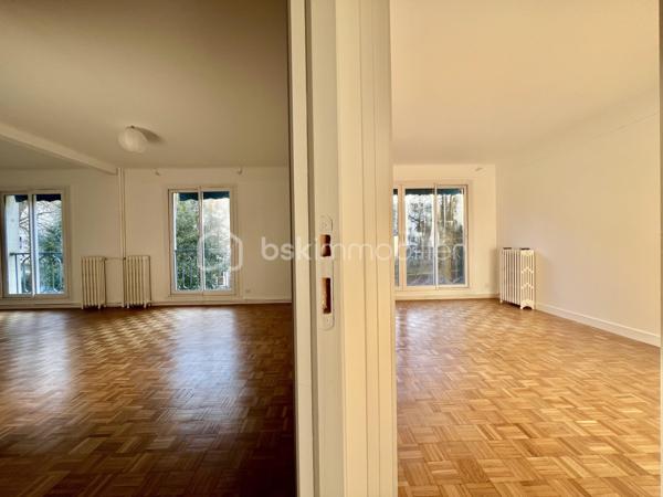 *** SOUS OFFRE ***
ALLEE DU SAPIN BLEU - Résidence du Monastère - VILLE D'AVRAY
*** SOUS OFFRE ***
Beau T4, 3 chambres (possibilité T5) traversant de 108,9 m2 carrez, entièrement rénové.
LUMINEUX, TRES CALME, au 1er étage sur 5 sans ascenseur d'une belle copropriété sécurisée, bien entretenue et arborée.
Salon de 25 m2 avec placards intégrés et une salle à manger de 18 m2 environ (pouvant devenir une 4ème chambre)
Une cuisine de 7m2 aménagée et équipée (possibilité d'ouvrir la cuisine)

Espace nuit : un palier dessert 2 chambres de 14. et 15 m2 (dont une avec placards intégrés) orientées sud-est
Une salle de bain de plus de 6m2 avec baignoire, double vasque et sèche serviettes.
Une chambre de 11 m2, exposée Nord-Ouest.
Toilettes séparées.

Parquet massif d'origine poncé et vitrifié. Double vitrage PVC, électricité refaite, DPE D (pas de travaux à prévoir)

Une cave de 5,2 m2 complète le bien. Place de parking en libre accès au pied de l'immeuble.

*** En fin d'annonce : 3 photos générées en IA pour donner une idée d'aménagement potentiel

Eau chaude, eau froide et chauffage sont collectifs, 2 gardiens et entretien des jardins compris dans les charges
Réfection des parties communes achevée, aucune procédure en AG

Proche écoles, groupes scolaires, parcs, les étangs de Ville d'Avray
La résidence est en lisière de forêt menant à Versailles
Train gare de Sèvres à 20 minutes à pied
Bus 469 et 426. Train ligne L et U (12 min de La Défense)

N'hésitez pas à me contacter pour davantage d'informations/photos et/ou pour programmer une visite ensemble 7j/7