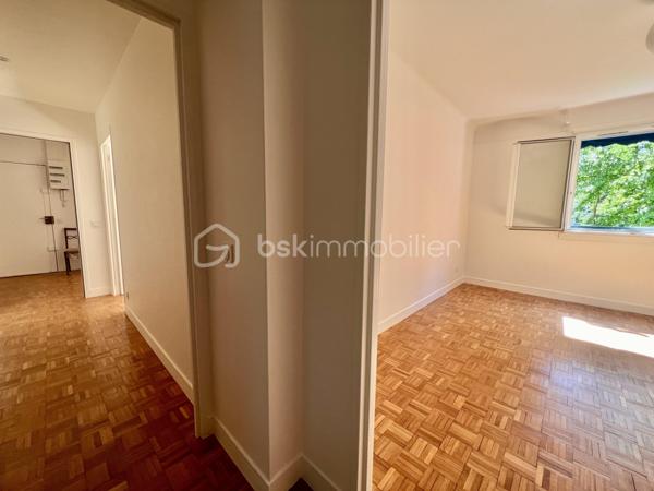 *** SOUS OFFRE ***
ALLEE DU SAPIN BLEU - Résidence du Monastère - VILLE D'AVRAY
*** SOUS OFFRE ***
Beau T4, 3 chambres (possibilité T5) traversant de 108,9 m2 carrez, entièrement rénové.
LUMINEUX, TRES CALME, au 1er étage sur 5 sans ascenseur d'une belle copropriété sécurisée, bien entretenue et arborée.
Salon de 25 m2 avec placards intégrés et une salle à manger de 18 m2 environ (pouvant devenir une 4ème chambre)
Une cuisine de 7m2 aménagée et équipée (possibilité d'ouvrir la cuisine)

Espace nuit : un palier dessert 2 chambres de 14. et 15 m2 (dont une avec placards intégrés) orientées sud-est
Une salle de bain de plus de 6m2 avec baignoire, double vasque et sèche serviettes.
Une chambre de 11 m2, exposée Nord-Ouest.
Toilettes séparées.

Parquet massif d'origine poncé et vitrifié. Double vitrage PVC, électricité refaite, DPE D (pas de travaux à prévoir)

Une cave de 5,2 m2 complète le bien. Place de parking en libre accès au pied de l'immeuble.

*** En fin d'annonce : 3 photos générées en IA pour donner une idée d'aménagement potentiel

Eau chaude, eau froide et chauffage sont collectifs, 2 gardiens et entretien des jardins compris dans les charges
Réfection des parties communes achevée, aucune procédure en AG

Proche écoles, groupes scolaires, parcs, les étangs de Ville d'Avray
La résidence est en lisière de forêt menant à Versailles
Train gare de Sèvres à 20 minutes à pied
Bus 469 et 426. Train ligne L et U (12 min de La Défense)

N'hésitez pas à me contacter pour davantage d'informations/photos et/ou pour programmer une visite ensemble 7j/7