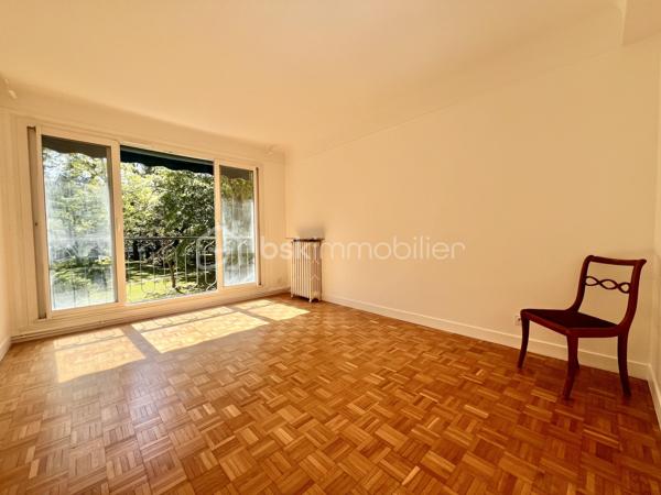 *** SOUS OFFRE ***
ALLEE DU SAPIN BLEU - Résidence du Monastère - VILLE D'AVRAY
*** SOUS OFFRE ***
Beau T4, 3 chambres (possibilité T5) traversant de 108,9 m2 carrez, entièrement rénové.
LUMINEUX, TRES CALME, au 1er étage sur 5 sans ascenseur d'une belle copropriété sécurisée, bien entretenue et arborée.
Salon de 25 m2 avec placards intégrés et une salle à manger de 18 m2 environ (pouvant devenir une 4ème chambre)
Une cuisine de 7m2 aménagée et équipée (possibilité d'ouvrir la cuisine)

Espace nuit : un palier dessert 2 chambres de 14. et 15 m2 (dont une avec placards intégrés) orientées sud-est
Une salle de bain de plus de 6m2 avec baignoire, double vasque et sèche serviettes.
Une chambre de 11 m2, exposée Nord-Ouest.
Toilettes séparées.

Parquet massif d'origine poncé et vitrifié. Double vitrage PVC, électricité refaite, DPE D (pas de travaux à prévoir)

Une cave de 5,2 m2 complète le bien. Place de parking en libre accès au pied de l'immeuble.

*** En fin d'annonce : 3 photos générées en IA pour donner une idée d'aménagement potentiel

Eau chaude, eau froide et chauffage sont collectifs, 2 gardiens et entretien des jardins compris dans les charges
Réfection des parties communes achevée, aucune procédure en AG

Proche écoles, groupes scolaires, parcs, les étangs de Ville d'Avray
La résidence est en lisière de forêt menant à Versailles
Train gare de Sèvres à 20 minutes à pied
Bus 469 et 426. Train ligne L et U (12 min de La Défense)

N'hésitez pas à me contacter pour davantage d'informations/photos et/ou pour programmer une visite ensemble 7j/7