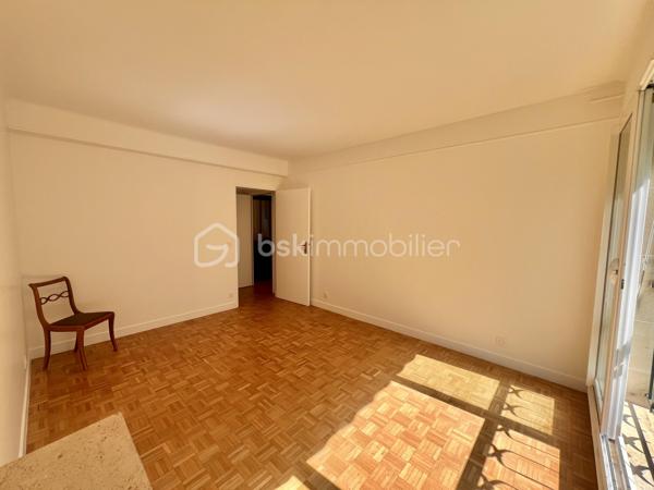 *** SOUS OFFRE ***
ALLEE DU SAPIN BLEU - Résidence du Monastère - VILLE D'AVRAY
*** SOUS OFFRE ***
Beau T4, 3 chambres (possibilité T5) traversant de 108,9 m2 carrez, entièrement rénové.
LUMINEUX, TRES CALME, au 1er étage sur 5 sans ascenseur d'une belle copropriété sécurisée, bien entretenue et arborée.
Salon de 25 m2 avec placards intégrés et une salle à manger de 18 m2 environ (pouvant devenir une 4ème chambre)
Une cuisine de 7m2 aménagée et équipée (possibilité d'ouvrir la cuisine)

Espace nuit : un palier dessert 2 chambres de 14. et 15 m2 (dont une avec placards intégrés) orientées sud-est
Une salle de bain de plus de 6m2 avec baignoire, double vasque et sèche serviettes.
Une chambre de 11 m2, exposée Nord-Ouest.
Toilettes séparées.

Parquet massif d'origine poncé et vitrifié. Double vitrage PVC, électricité refaite, DPE D (pas de travaux à prévoir)

Une cave de 5,2 m2 complète le bien. Place de parking en libre accès au pied de l'immeuble.

*** En fin d'annonce : 3 photos générées en IA pour donner une idée d'aménagement potentiel

Eau chaude, eau froide et chauffage sont collectifs, 2 gardiens et entretien des jardins compris dans les charges
Réfection des parties communes achevée, aucune procédure en AG

Proche écoles, groupes scolaires, parcs, les étangs de Ville d'Avray
La résidence est en lisière de forêt menant à Versailles
Train gare de Sèvres à 20 minutes à pied
Bus 469 et 426. Train ligne L et U (12 min de La Défense)

N'hésitez pas à me contacter pour davantage d'informations/photos et/ou pour programmer une visite ensemble 7j/7