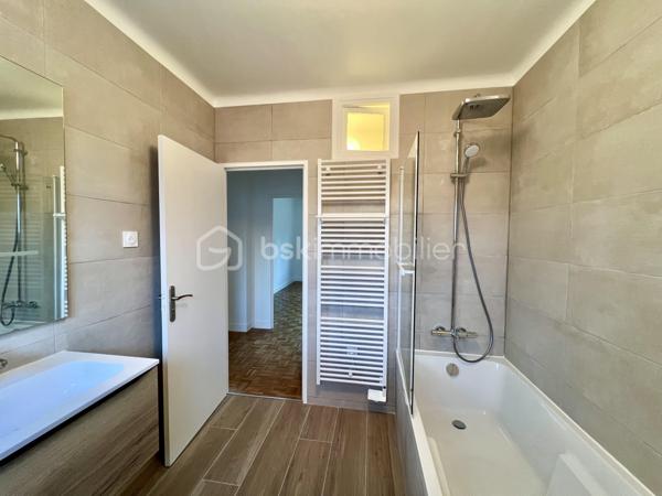 *** SOUS OFFRE ***
ALLEE DU SAPIN BLEU - Résidence du Monastère - VILLE D'AVRAY
*** SOUS OFFRE ***
Beau T4, 3 chambres (possibilité T5) traversant de 108,9 m2 carrez, entièrement rénové.
LUMINEUX, TRES CALME, au 1er étage sur 5 sans ascenseur d'une belle copropriété sécurisée, bien entretenue et arborée.
Salon de 25 m2 avec placards intégrés et une salle à manger de 18 m2 environ (pouvant devenir une 4ème chambre)
Une cuisine de 7m2 aménagée et équipée (possibilité d'ouvrir la cuisine)

Espace nuit : un palier dessert 2 chambres de 14. et 15 m2 (dont une avec placards intégrés) orientées sud-est
Une salle de bain de plus de 6m2 avec baignoire, double vasque et sèche serviettes.
Une chambre de 11 m2, exposée Nord-Ouest.
Toilettes séparées.

Parquet massif d'origine poncé et vitrifié. Double vitrage PVC, électricité refaite, DPE D (pas de travaux à prévoir)

Une cave de 5,2 m2 complète le bien. Place de parking en libre accès au pied de l'immeuble.

*** En fin d'annonce : 3 photos générées en IA pour donner une idée d'aménagement potentiel

Eau chaude, eau froide et chauffage sont collectifs, 2 gardiens et entretien des jardins compris dans les charges
Réfection des parties communes achevée, aucune procédure en AG

Proche écoles, groupes scolaires, parcs, les étangs de Ville d'Avray
La résidence est en lisière de forêt menant à Versailles
Train gare de Sèvres à 20 minutes à pied
Bus 469 et 426. Train ligne L et U (12 min de La Défense)

N'hésitez pas à me contacter pour davantage d'informations/photos et/ou pour programmer une visite ensemble 7j/7