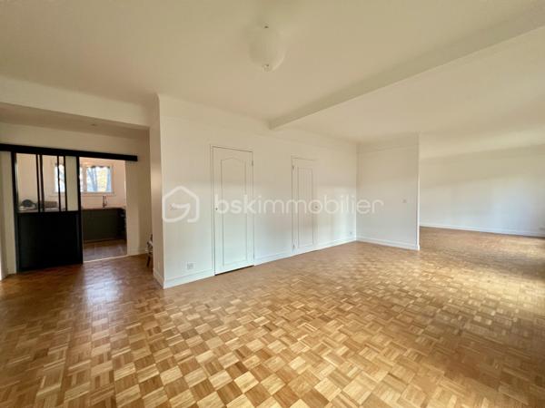 *** SOUS OFFRE ***
ALLEE DU SAPIN BLEU - Résidence du Monastère - VILLE D'AVRAY
*** SOUS OFFRE ***
Beau T4, 3 chambres (possibilité T5) traversant de 108,9 m2 carrez, entièrement rénové.
LUMINEUX, TRES CALME, au 1er étage sur 5 sans ascenseur d'une belle copropriété sécurisée, bien entretenue et arborée.
Salon de 25 m2 avec placards intégrés et une salle à manger de 18 m2 environ (pouvant devenir une 4ème chambre)
Une cuisine de 7m2 aménagée et équipée (possibilité d'ouvrir la cuisine)

Espace nuit : un palier dessert 2 chambres de 14. et 15 m2 (dont une avec placards intégrés) orientées sud-est
Une salle de bain de plus de 6m2 avec baignoire, double vasque et sèche serviettes.
Une chambre de 11 m2, exposée Nord-Ouest.
Toilettes séparées.

Parquet massif d'origine poncé et vitrifié. Double vitrage PVC, électricité refaite, DPE D (pas de travaux à prévoir)

Une cave de 5,2 m2 complète le bien. Place de parking en libre accès au pied de l'immeuble.

*** En fin d'annonce : 3 photos générées en IA pour donner une idée d'aménagement potentiel

Eau chaude, eau froide et chauffage sont collectifs, 2 gardiens et entretien des jardins compris dans les charges
Réfection des parties communes achevée, aucune procédure en AG

Proche écoles, groupes scolaires, parcs, les étangs de Ville d'Avray
La résidence est en lisière de forêt menant à Versailles
Train gare de Sèvres à 20 minutes à pied
Bus 469 et 426. Train ligne L et U (12 min de La Défense)

N'hésitez pas à me contacter pour davantage d'informations/photos et/ou pour programmer une visite ensemble 7j/7