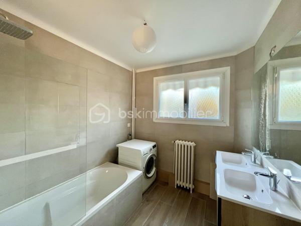 *** SOUS OFFRE ***
ALLEE DU SAPIN BLEU - Résidence du Monastère - VILLE D'AVRAY
*** SOUS OFFRE ***
Beau T4, 3 chambres (possibilité T5) traversant de 108,9 m2 carrez, entièrement rénové.
LUMINEUX, TRES CALME, au 1er étage sur 5 sans ascenseur d'une belle copropriété sécurisée, bien entretenue et arborée.
Salon de 25 m2 avec placards intégrés et une salle à manger de 18 m2 environ (pouvant devenir une 4ème chambre)
Une cuisine de 7m2 aménagée et équipée (possibilité d'ouvrir la cuisine)

Espace nuit : un palier dessert 2 chambres de 14. et 15 m2 (dont une avec placards intégrés) orientées sud-est
Une salle de bain de plus de 6m2 avec baignoire, double vasque et sèche serviettes.
Une chambre de 11 m2, exposée Nord-Ouest.
Toilettes séparées.

Parquet massif d'origine poncé et vitrifié. Double vitrage PVC, électricité refaite, DPE D (pas de travaux à prévoir)

Une cave de 5,2 m2 complète le bien. Place de parking en libre accès au pied de l'immeuble.

*** En fin d'annonce : 3 photos générées en IA pour donner une idée d'aménagement potentiel

Eau chaude, eau froide et chauffage sont collectifs, 2 gardiens et entretien des jardins compris dans les charges
Réfection des parties communes achevée, aucune procédure en AG

Proche écoles, groupes scolaires, parcs, les étangs de Ville d'Avray
La résidence est en lisière de forêt menant à Versailles
Train gare de Sèvres à 20 minutes à pied
Bus 469 et 426. Train ligne L et U (12 min de La Défense)

N'hésitez pas à me contacter pour davantage d'informations/photos et/ou pour programmer une visite ensemble 7j/7
