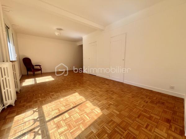 *** SOUS OFFRE ***
ALLEE DU SAPIN BLEU - Résidence du Monastère - VILLE D'AVRAY
*** SOUS OFFRE ***
Beau T4, 3 chambres (possibilité T5) traversant de 108,9 m2 carrez, entièrement rénové.
LUMINEUX, TRES CALME, au 1er étage sur 5 sans ascenseur d'une belle copropriété sécurisée, bien entretenue et arborée.
Salon de 25 m2 avec placards intégrés et une salle à manger de 18 m2 environ (pouvant devenir une 4ème chambre)
Une cuisine de 7m2 aménagée et équipée (possibilité d'ouvrir la cuisine)

Espace nuit : un palier dessert 2 chambres de 14. et 15 m2 (dont une avec placards intégrés) orientées sud-est
Une salle de bain de plus de 6m2 avec baignoire, double vasque et sèche serviettes.
Une chambre de 11 m2, exposée Nord-Ouest.
Toilettes séparées.

Parquet massif d'origine poncé et vitrifié. Double vitrage PVC, électricité refaite, DPE D (pas de travaux à prévoir)

Une cave de 5,2 m2 complète le bien. Place de parking en libre accès au pied de l'immeuble.

*** En fin d'annonce : 3 photos générées en IA pour donner une idée d'aménagement potentiel

Eau chaude, eau froide et chauffage sont collectifs, 2 gardiens et entretien des jardins compris dans les charges
Réfection des parties communes achevée, aucune procédure en AG

Proche écoles, groupes scolaires, parcs, les étangs de Ville d'Avray
La résidence est en lisière de forêt menant à Versailles
Train gare de Sèvres à 20 minutes à pied
Bus 469 et 426. Train ligne L et U (12 min de La Défense)

N'hésitez pas à me contacter pour davantage d'informations/photos et/ou pour programmer une visite ensemble 7j/7
