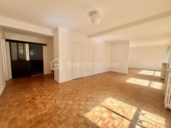 *** SOUS OFFRE ***
ALLEE DU SAPIN BLEU - Résidence du Monastère - VILLE D'AVRAY
*** SOUS OFFRE ***
Beau T4, 3 chambres (possibilité T5) traversant de 108,9 m2 carrez, entièrement rénové.
LUMINEUX, TRES CALME, au 1er étage sur 5 sans ascenseur d'une belle copropriété sécurisée, bien entretenue et arborée.
Salon de 25 m2 avec placards intégrés et une salle à manger de 18 m2 environ (pouvant devenir une 4ème chambre)
Une cuisine de 7m2 aménagée et équipée (possibilité d'ouvrir la cuisine)

Espace nuit : un palier dessert 2 chambres de 14. et 15 m2 (dont une avec placards intégrés) orientées sud-est
Une salle de bain de plus de 6m2 avec baignoire, double vasque et sèche serviettes.
Une chambre de 11 m2, exposée Nord-Ouest.
Toilettes séparées.

Parquet massif d'origine poncé et vitrifié. Double vitrage PVC, électricité refaite, DPE D (pas de travaux à prévoir)

Une cave de 5,2 m2 complète le bien. Place de parking en libre accès au pied de l'immeuble.

*** En fin d'annonce : 3 photos générées en IA pour donner une idée d'aménagement potentiel

Eau chaude, eau froide et chauffage sont collectifs, 2 gardiens et entretien des jardins compris dans les charges
Réfection des parties communes achevée, aucune procédure en AG

Proche écoles, groupes scolaires, parcs, les étangs de Ville d'Avray
La résidence est en lisière de forêt menant à Versailles
Train gare de Sèvres à 20 minutes à pied
Bus 469 et 426. Train ligne L et U (12 min de La Défense)

N'hésitez pas à me contacter pour davantage d'informations/photos et/ou pour programmer une visite ensemble 7j/7
