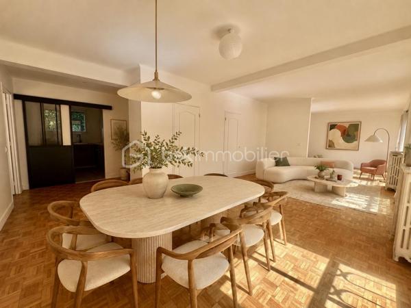 *** SOUS OFFRE ***
ALLEE DU SAPIN BLEU - Résidence du Monastère - VILLE D'AVRAY
*** SOUS OFFRE ***
Beau T4, 3 chambres (possibilité T5) traversant de 108,9 m2 carrez, entièrement rénové.
LUMINEUX, TRES CALME, au 1er étage sur 5 sans ascenseur d'une belle copropriété sécurisée, bien entretenue et arborée.
Salon de 25 m2 avec placards intégrés et une salle à manger de 18 m2 environ (pouvant devenir une 4ème chambre)
Une cuisine de 7m2 aménagée et équipée (possibilité d'ouvrir la cuisine)

Espace nuit : un palier dessert 2 chambres de 14. et 15 m2 (dont une avec placards intégrés) orientées sud-est
Une salle de bain de plus de 6m2 avec baignoire, double vasque et sèche serviettes.
Une chambre de 11 m2, exposée Nord-Ouest.
Toilettes séparées.

Parquet massif d'origine poncé et vitrifié. Double vitrage PVC, électricité refaite, DPE D (pas de travaux à prévoir)

Une cave de 5,2 m2 complète le bien. Place de parking en libre accès au pied de l'immeuble.

*** En fin d'annonce : 3 photos générées en IA pour donner une idée d'aménagement potentiel

Eau chaude, eau froide et chauffage sont collectifs, 2 gardiens et entretien des jardins compris dans les charges
Réfection des parties communes achevée, aucune procédure en AG

Proche écoles, groupes scolaires, parcs, les étangs de Ville d'Avray
La résidence est en lisière de forêt menant à Versailles
Train gare de Sèvres à 20 minutes à pied
Bus 469 et 426. Train ligne L et U (12 min de La Défense)

N'hésitez pas à me contacter pour davantage d'informations/photos et/ou pour programmer une visite ensemble 7j/7