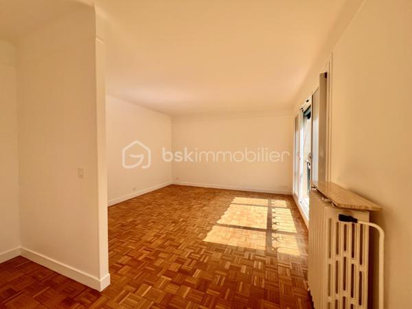 *** SOUS OFFRE ***
ALLEE DU SAPIN BLEU - Résidence du Monastère - VILLE D'AVRAY
*** SOUS OFFRE ***
Beau T4, 3 chambres (possibilité T5) traversant de 108,9 m2 carrez, entièrement rénové.
LUMINEUX, TRES CALME, au 1er étage sur 5 sans ascenseur d'une belle copropriété sécurisée, bien entretenue et arborée.
Salon de 25 m2 avec placards intégrés et une salle à manger de 18 m2 environ (pouvant devenir une 4ème chambre)
Une cuisine de 7m2 aménagée et équipée (possibilité d'ouvrir la cuisine)

Espace nuit : un palier dessert 2 chambres de 14. et 15 m2 (dont une avec placards intégrés) orientées sud-est
Une salle de bain de plus de 6m2 avec baignoire, double vasque et sèche serviettes.
Une chambre de 11 m2, exposée Nord-Ouest.
Toilettes séparées.

Parquet massif d'origine poncé et vitrifié. Double vitrage PVC, électricité refaite, DPE D (pas de travaux à prévoir)

Une cave de 5,2 m2 complète le bien. Place de parking en libre accès au pied de l'immeuble.

*** En fin d'annonce : 3 photos générées en IA pour donner une idée d'aménagement potentiel

Eau chaude, eau froide et chauffage sont collectifs, 2 gardiens et entretien des jardins compris dans les charges
Réfection des parties communes achevée, aucune procédure en AG

Proche écoles, groupes scolaires, parcs, les étangs de Ville d'Avray
La résidence est en lisière de forêt menant à Versailles
Train gare de Sèvres à 20 minutes à pied
Bus 469 et 426. Train ligne L et U (12 min de La Défense)

N'hésitez pas à me contacter pour davantage d'informations/photos et/ou pour programmer une visite ensemble 7j/7