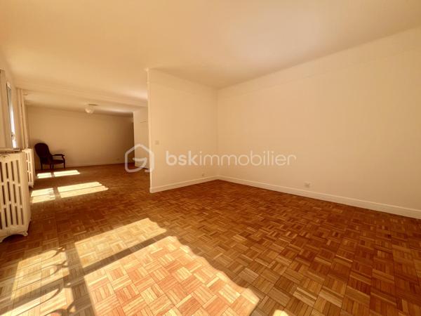 *** SOUS OFFRE ***
ALLEE DU SAPIN BLEU - Résidence du Monastère - VILLE D'AVRAY
*** SOUS OFFRE ***
Beau T4, 3 chambres (possibilité T5) traversant de 108,9 m2 carrez, entièrement rénové.
LUMINEUX, TRES CALME, au 1er étage sur 5 sans ascenseur d'une belle copropriété sécurisée, bien entretenue et arborée.
Salon de 25 m2 avec placards intégrés et une salle à manger de 18 m2 environ (pouvant devenir une 4ème chambre)
Une cuisine de 7m2 aménagée et équipée (possibilité d'ouvrir la cuisine)

Espace nuit : un palier dessert 2 chambres de 14. et 15 m2 (dont une avec placards intégrés) orientées sud-est
Une salle de bain de plus de 6m2 avec baignoire, double vasque et sèche serviettes.
Une chambre de 11 m2, exposée Nord-Ouest.
Toilettes séparées.

Parquet massif d'origine poncé et vitrifié. Double vitrage PVC, électricité refaite, DPE D (pas de travaux à prévoir)

Une cave de 5,2 m2 complète le bien. Place de parking en libre accès au pied de l'immeuble.

*** En fin d'annonce : 3 photos générées en IA pour donner une idée d'aménagement potentiel

Eau chaude, eau froide et chauffage sont collectifs, 2 gardiens et entretien des jardins compris dans les charges
Réfection des parties communes achevée, aucune procédure en AG

Proche écoles, groupes scolaires, parcs, les étangs de Ville d'Avray
La résidence est en lisière de forêt menant à Versailles
Train gare de Sèvres à 20 minutes à pied
Bus 469 et 426. Train ligne L et U (12 min de La Défense)

N'hésitez pas à me contacter pour davantage d'informations/photos et/ou pour programmer une visite ensemble 7j/7