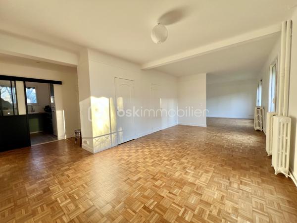 *** SOUS OFFRE ***
ALLEE DU SAPIN BLEU - Résidence du Monastère - VILLE D'AVRAY
*** SOUS OFFRE ***
Beau T4, 3 chambres (possibilité T5) traversant de 108,9 m2 carrez, entièrement rénové.
LUMINEUX, TRES CALME, au 1er étage sur 5 sans ascenseur d'une belle copropriété sécurisée, bien entretenue et arborée.
Salon de 25 m2 avec placards intégrés et une salle à manger de 18 m2 environ (pouvant devenir une 4ème chambre)
Une cuisine de 7m2 aménagée et équipée (possibilité d'ouvrir la cuisine)

Espace nuit : un palier dessert 2 chambres de 14. et 15 m2 (dont une avec placards intégrés) orientées sud-est
Une salle de bain de plus de 6m2 avec baignoire, double vasque et sèche serviettes.
Une chambre de 11 m2, exposée Nord-Ouest.
Toilettes séparées.

Parquet massif d'origine poncé et vitrifié. Double vitrage PVC, électricité refaite, DPE D (pas de travaux à prévoir)

Une cave de 5,2 m2 complète le bien. Place de parking en libre accès au pied de l'immeuble.

*** En fin d'annonce : 3 photos générées en IA pour donner une idée d'aménagement potentiel

Eau chaude, eau froide et chauffage sont collectifs, 2 gardiens et entretien des jardins compris dans les charges
Réfection des parties communes achevée, aucune procédure en AG

Proche écoles, groupes scolaires, parcs, les étangs de Ville d'Avray
La résidence est en lisière de forêt menant à Versailles
Train gare de Sèvres à 20 minutes à pied
Bus 469 et 426. Train ligne L et U (12 min de La Défense)

N'hésitez pas à me contacter pour davantage d'informations/photos et/ou pour programmer une visite ensemble 7j/7