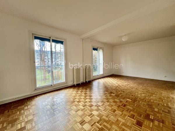 *** SOUS OFFRE ***
ALLEE DU SAPIN BLEU - Résidence du Monastère - VILLE D'AVRAY
*** SOUS OFFRE ***
Beau T4, 3 chambres (possibilité T5) traversant de 108,9 m2 carrez, entièrement rénové.
LUMINEUX, TRES CALME, au 1er étage sur 5 sans ascenseur d'une belle copropriété sécurisée, bien entretenue et arborée.
Salon de 25 m2 avec placards intégrés et une salle à manger de 18 m2 environ (pouvant devenir une 4ème chambre)
Une cuisine de 7m2 aménagée et équipée (possibilité d'ouvrir la cuisine)

Espace nuit : un palier dessert 2 chambres de 14. et 15 m2 (dont une avec placards intégrés) orientées sud-est
Une salle de bain de plus de 6m2 avec baignoire, double vasque et sèche serviettes.
Une chambre de 11 m2, exposée Nord-Ouest.
Toilettes séparées.

Parquet massif d'origine poncé et vitrifié. Double vitrage PVC, électricité refaite, DPE D (pas de travaux à prévoir)

Une cave de 5,2 m2 complète le bien. Place de parking en libre accès au pied de l'immeuble.

*** En fin d'annonce : 3 photos générées en IA pour donner une idée d'aménagement potentiel

Eau chaude, eau froide et chauffage sont collectifs, 2 gardiens et entretien des jardins compris dans les charges
Réfection des parties communes achevée, aucune procédure en AG

Proche écoles, groupes scolaires, parcs, les étangs de Ville d'Avray
La résidence est en lisière de forêt menant à Versailles
Train gare de Sèvres à 20 minutes à pied
Bus 469 et 426. Train ligne L et U (12 min de La Défense)

N'hésitez pas à me contacter pour davantage d'informations/photos et/ou pour programmer une visite ensemble 7j/7