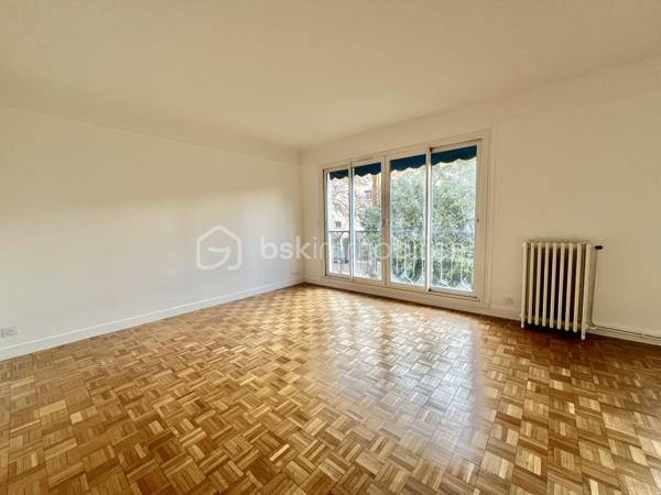 *** SOUS OFFRE ***
ALLEE DU SAPIN BLEU - Résidence du Monastère - VILLE D'AVRAY
*** SOUS OFFRE ***
Beau T4, 3 chambres (possibilité T5) traversant de 108,9 m2 carrez, entièrement rénové.
LUMINEUX, TRES CALME, au 1er étage sur 5 sans ascenseur d'une belle copropriété sécurisée, bien entretenue et arborée.
Salon de 25 m2 avec placards intégrés et une salle à manger de 18 m2 environ (pouvant devenir une 4ème chambre)
Une cuisine de 7m2 aménagée et équipée (possibilité d'ouvrir la cuisine)

Espace nuit : un palier dessert 2 chambres de 14. et 15 m2 (dont une avec placards intégrés) orientées sud-est
Une salle de bain de plus de 6m2 avec baignoire, double vasque et sèche serviettes.
Une chambre de 11 m2, exposée Nord-Ouest.
Toilettes séparées.

Parquet massif d'origine poncé et vitrifié. Double vitrage PVC, électricité refaite, DPE D (pas de travaux à prévoir)

Une cave de 5,2 m2 complète le bien. Place de parking en libre accès au pied de l'immeuble.

*** En fin d'annonce : 3 photos générées en IA pour donner une idée d'aménagement potentiel

Eau chaude, eau froide et chauffage sont collectifs, 2 gardiens et entretien des jardins compris dans les charges
Réfection des parties communes achevée, aucune procédure en AG

Proche écoles, groupes scolaires, parcs, les étangs de Ville d'Avray
La résidence est en lisière de forêt menant à Versailles
Train gare de Sèvres à 20 minutes à pied
Bus 469 et 426. Train ligne L et U (12 min de La Défense)

N'hésitez pas à me contacter pour davantage d'informations/photos et/ou pour programmer une visite ensemble 7j/7