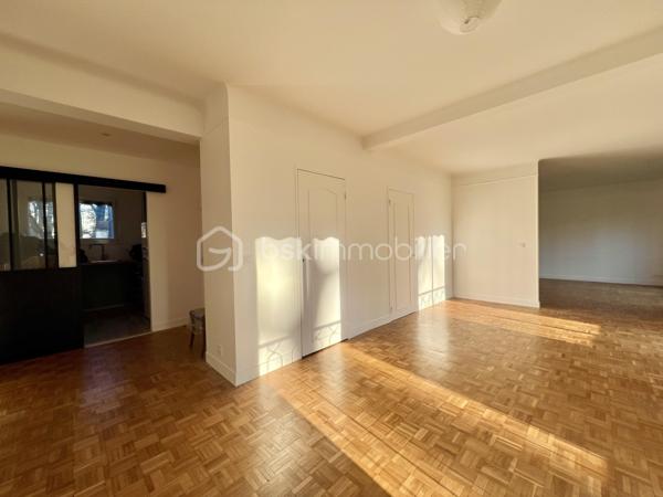 *** SOUS OFFRE ***
ALLEE DU SAPIN BLEU - Résidence du Monastère - VILLE D'AVRAY
*** SOUS OFFRE ***
Beau T4, 3 chambres (possibilité T5) traversant de 108,9 m2 carrez, entièrement rénové.
LUMINEUX, TRES CALME, au 1er étage sur 5 sans ascenseur d'une belle copropriété sécurisée, bien entretenue et arborée.
Salon de 25 m2 avec placards intégrés et une salle à manger de 18 m2 environ (pouvant devenir une 4ème chambre)
Une cuisine de 7m2 aménagée et équipée (possibilité d'ouvrir la cuisine)

Espace nuit : un palier dessert 2 chambres de 14. et 15 m2 (dont une avec placards intégrés) orientées sud-est
Une salle de bain de plus de 6m2 avec baignoire, double vasque et sèche serviettes.
Une chambre de 11 m2, exposée Nord-Ouest.
Toilettes séparées.

Parquet massif d'origine poncé et vitrifié. Double vitrage PVC, électricité refaite, DPE D (pas de travaux à prévoir)

Une cave de 5,2 m2 complète le bien. Place de parking en libre accès au pied de l'immeuble.

*** En fin d'annonce : 3 photos générées en IA pour donner une idée d'aménagement potentiel

Eau chaude, eau froide et chauffage sont collectifs, 2 gardiens et entretien des jardins compris dans les charges
Réfection des parties communes achevée, aucune procédure en AG

Proche écoles, groupes scolaires, parcs, les étangs de Ville d'Avray
La résidence est en lisière de forêt menant à Versailles
Train gare de Sèvres à 20 minutes à pied
Bus 469 et 426. Train ligne L et U (12 min de La Défense)

N'hésitez pas à me contacter pour davantage d'informations/photos et/ou pour programmer une visite ensemble 7j/7