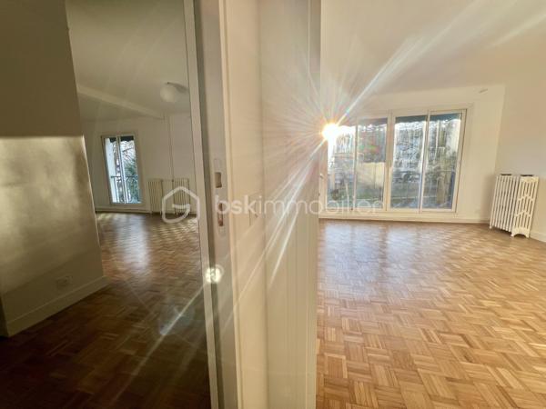 *** SOUS OFFRE ***
ALLEE DU SAPIN BLEU - Résidence du Monastère - VILLE D'AVRAY
*** SOUS OFFRE ***
Beau T4, 3 chambres (possibilité T5) traversant de 108,9 m2 carrez, entièrement rénové.
LUMINEUX, TRES CALME, au 1er étage sur 5 sans ascenseur d'une belle copropriété sécurisée, bien entretenue et arborée.
Salon de 25 m2 avec placards intégrés et une salle à manger de 18 m2 environ (pouvant devenir une 4ème chambre)
Une cuisine de 7m2 aménagée et équipée (possibilité d'ouvrir la cuisine)

Espace nuit : un palier dessert 2 chambres de 14. et 15 m2 (dont une avec placards intégrés) orientées sud-est
Une salle de bain de plus de 6m2 avec baignoire, double vasque et sèche serviettes.
Une chambre de 11 m2, exposée Nord-Ouest.
Toilettes séparées.

Parquet massif d'origine poncé et vitrifié. Double vitrage PVC, électricité refaite, DPE D (pas de travaux à prévoir)

Une cave de 5,2 m2 complète le bien. Place de parking en libre accès au pied de l'immeuble.

*** En fin d'annonce : 3 photos générées en IA pour donner une idée d'aménagement potentiel

Eau chaude, eau froide et chauffage sont collectifs, 2 gardiens et entretien des jardins compris dans les charges
Réfection des parties communes achevée, aucune procédure en AG

Proche écoles, groupes scolaires, parcs, les étangs de Ville d'Avray
La résidence est en lisière de forêt menant à Versailles
Train gare de Sèvres à 20 minutes à pied
Bus 469 et 426. Train ligne L et U (12 min de La Défense)

N'hésitez pas à me contacter pour davantage d'informations/photos et/ou pour programmer une visite ensemble 7j/7