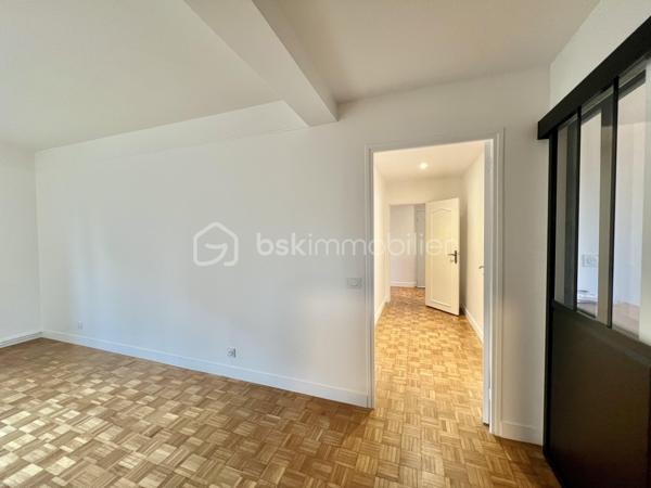 *** SOUS OFFRE ***
ALLEE DU SAPIN BLEU - Résidence du Monastère - VILLE D'AVRAY
*** SOUS OFFRE ***
Beau T4, 3 chambres (possibilité T5) traversant de 108,9 m2 carrez, entièrement rénové.
LUMINEUX, TRES CALME, au 1er étage sur 5 sans ascenseur d'une belle copropriété sécurisée, bien entretenue et arborée.
Salon de 25 m2 avec placards intégrés et une salle à manger de 18 m2 environ (pouvant devenir une 4ème chambre)
Une cuisine de 7m2 aménagée et équipée (possibilité d'ouvrir la cuisine)

Espace nuit : un palier dessert 2 chambres de 14. et 15 m2 (dont une avec placards intégrés) orientées sud-est
Une salle de bain de plus de 6m2 avec baignoire, double vasque et sèche serviettes.
Une chambre de 11 m2, exposée Nord-Ouest.
Toilettes séparées.

Parquet massif d'origine poncé et vitrifié. Double vitrage PVC, électricité refaite, DPE D (pas de travaux à prévoir)

Une cave de 5,2 m2 complète le bien. Place de parking en libre accès au pied de l'immeuble.

*** En fin d'annonce : 3 photos générées en IA pour donner une idée d'aménagement potentiel

Eau chaude, eau froide et chauffage sont collectifs, 2 gardiens et entretien des jardins compris dans les charges
Réfection des parties communes achevée, aucune procédure en AG

Proche écoles, groupes scolaires, parcs, les étangs de Ville d'Avray
La résidence est en lisière de forêt menant à Versailles
Train gare de Sèvres à 20 minutes à pied
Bus 469 et 426. Train ligne L et U (12 min de La Défense)

N'hésitez pas à me contacter pour davantage d'informations/photos et/ou pour programmer une visite ensemble 7j/7