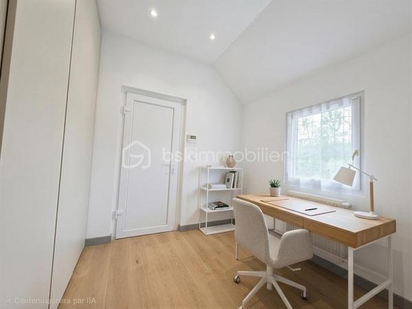 A proximité de Nemours, Montereau-Fault-Yonne et Egreville, cette maison profite d'une situation idéale avec un accès rapide aux gare ainsi qu'aux autoroutes A6 et A5. 
Située dans un environnement calme et agréable, à proximité immédiate des commerces, cette maison de 51 M2 offre un beau potentiel et de nombreuses possibilités d'aménagements.
Un emplacement recherché permettant de concilier tranquillité  et accessibilité. Implantée sur un terrain arboré d'environ 400 M2, la propriété bénéficie d'un extérieur agréable sans vis-à-vis direct, idéal pour profiter des beaux jours.
La maison se compose d'une pièce de vie lumineuse, d'une chambre principale ainsi que d'une seconde pièce pouvant faire office de bureau et dressing.
Bien à rénover, cette maison offre un fort potentiel et constitue une excellente opportunité pour un premier achat, un investissement locatif ou un projet personnalisé.
A découvrir sans tarder.