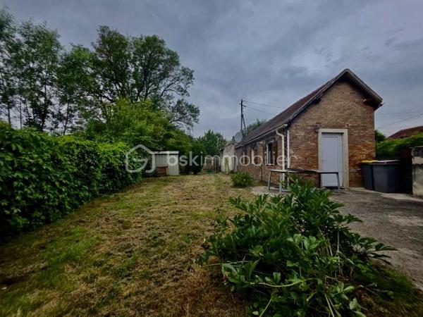 A proximité de Nemours, Montereau-Fault-Yonne et Egreville, cette maison profite d'une situation idéale avec un accès rapide aux gare ainsi qu'aux autoroutes A6 et A5. 
Située dans un environnement calme et agréable, à proximité immédiate des commerces, cette maison de 51 M2 offre un beau potentiel et de nombreuses possibilités d'aménagements.
Un emplacement recherché permettant de concilier tranquillité  et accessibilité. Implantée sur un terrain arboré d'environ 400 M2, la propriété bénéficie d'un extérieur agréable sans vis-à-vis direct, idéal pour profiter des beaux jours.
La maison se compose d'une pièce de vie lumineuse, d'une chambre principale ainsi que d'une seconde pièce pouvant faire office de bureau et dressing.
Bien à rénover, cette maison offre un fort potentiel et constitue une excellente opportunité pour un premier achat, un investissement locatif ou un projet personnalisé.
A découvrir sans tarder.