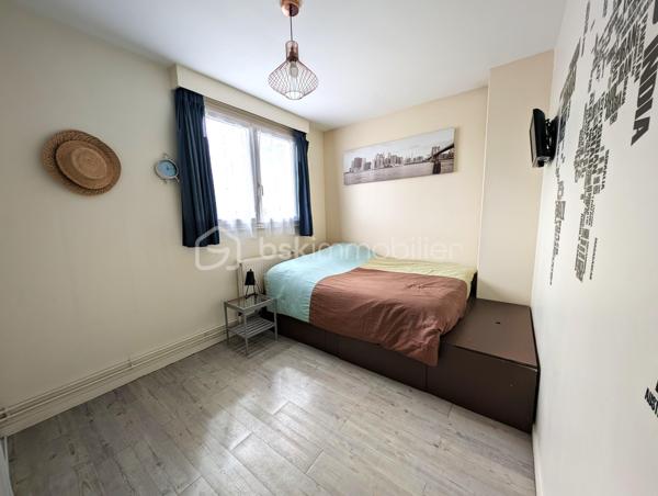 Avis aux familles en quête de sérénité. 
Située au calme absolu d’une impasse résidentielle très recherchée à Menucourt, découvrez cette superbe maison individuelle parfaitement saine offrant des prestations techniques rares sur le marché. 
Le véritable point fort se situe dans son budget énergie ultra-maîtrisé, matérialisé par une note de DPE en C exceptionnelle pour le secteur. Une rénovation énergétique majeure a en effet été réalisée en avril 2024 avec l'installation d'une pompe à chaleur Air/Eau Atlantic et d'un ballon thermodynamique neufs sous contrat d'entretien, garantissant de très faibles factures. La sérénité est totale puisque la toiture est parfaitement entretenue, un adoucisseur d’eau haut de gamme AEG est en place, et le diagnostic électrique est irréprochable avec zéro anomalie. Aucun gros budget technique caché n'est à prévoir, le gros œuvre est impeccable.

Cette maison se distingue également par ses volumes généreux et très bien optimisés. Elle propose plus de 128 m² d'espace global au sol. Elle est composée au rdc d'une cuisine aménagée séparée de près de 12 m² et surtout un grand double séjour lumineux de plus de 27 m². Ce salon chaleureux s'ouvre directement sur une véranda de près de 14 m², véritable pièce supplémentaire utilisable en toute saison et donnant accès au jardin en angle qui entoure joliment la propriété sur une belle parcelle totale de 332 m², exposé Sud. Le rez-de-chaussée est complété par un WC indépendant et un garage fermé de 16 m² avec accès direct depuis la maison.

À l'étage, l'espace nuit comprend, un dégagement qui dessert trois belles chambres confortables de près de 10 m², 11 m² et 12,50 m², ainsi qu'une salle de bain et une salle d’eau avec douche séparée avec WC. Au dernier étage, les combles ont été entièrement aménagés pour offrir une quatrième chambre spacieuse de près de 28 m² au sol, idéale pour un adolescent, un grand espace de jeux ou un bureau au calme.

La maison est habitable immédiatement et en parfait état structurel. Elle nécessite simplement des travaux de rafraîchissement esthétique, notamment des peintures et la modernisation de la cuisine et des pièces d’eau. C'est l'opportunité parfaite pour exprimer votre créativité, réinventer la décoration à votre goût et installer la cuisine de vos rêves, sans avoir à toucher à la structure ou aux installations techniques coûteuses. Une structure saine, une énergie propre et économique, un jardin ensoleillé et de superbes volumes, le coup de cœur est assuré !