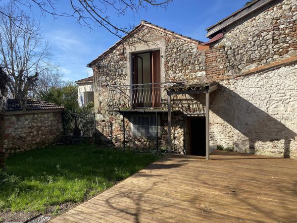 Charmante maison en pierre au cœur du centre historique de Penne-d’Agenais, avec une vue imprenable sur la basilique
