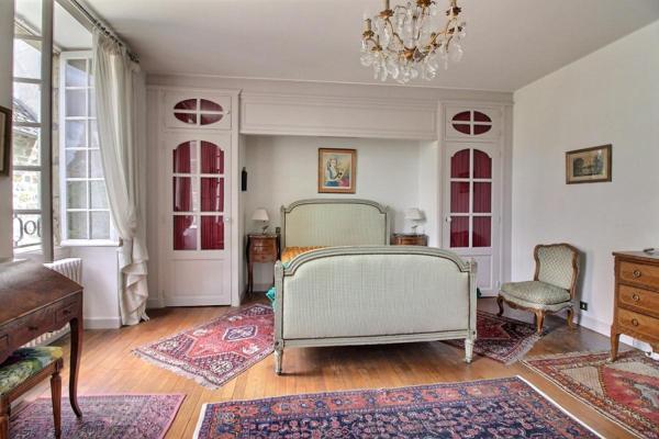 444 000 - Brive centre : Maison de caractère 230m² avec TERRASSE, 2 GARAGE + local/apt indépendant