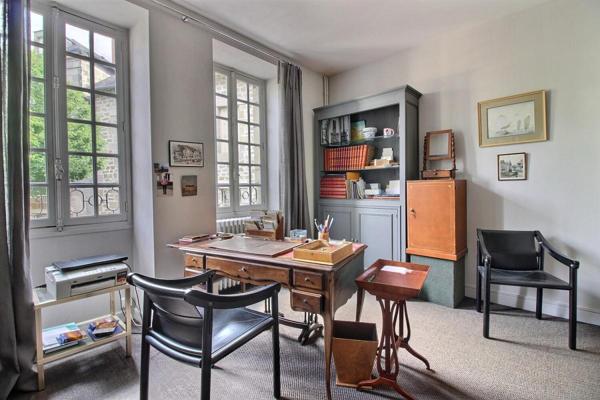 444 000 - Brive centre : Maison de caractère 230m² avec TERRASSE, 2 GARAGE + local/apt indépendant