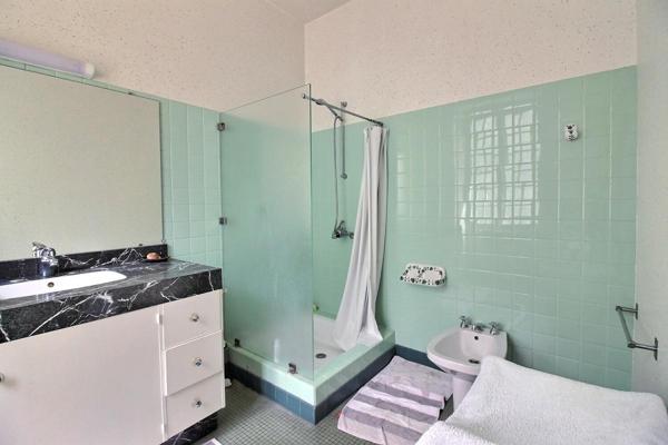 444 000 - Brive centre : Maison de caractère 230m² avec TERRASSE, 2 GARAGE + local/apt indépendant